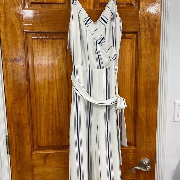 NWT J.O.A Crop Leg Jumpsuit - Picture 4 of 16